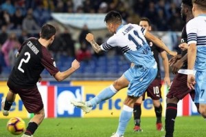 那不勒斯防线失误连连遭对手反击连番打击    那不勒斯防线失误连连遭对手反击连番打击