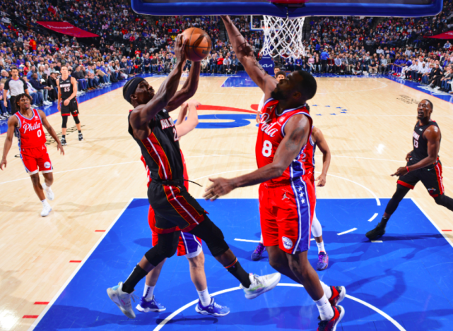 马克西替补登场砍下三双助费城翻盘  马克西替补登场砍下三双助费城翻盘